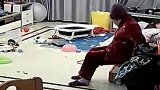 老人从沙发滑落无法起身