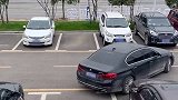 进车位的思路相当清晰。