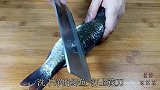 爱吃鲫鱼大厨教你做法，煎鱼时别急着下锅，先做这一步才不会粘锅