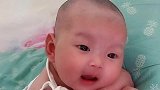 棒棒哒！刚满月的小宝宝趴着练习抬头，努力的样子好可爱啊！