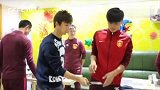 中超-刚刚出院却惨遭“毒手” 尹鸿博被队友蛋糕糊脸-专题