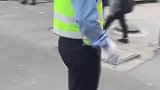 交警指挥交通，学生欢呼雀跃