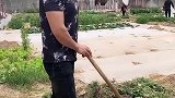 光天化日竟敢欺负美女，我必须出手