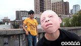 国外恶作剧:作死男戴着鬼大头面具, 把路人吓得不轻