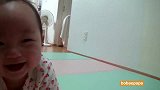 小萌娃看见玩具青蛙跑，立马乐开了花，这治愈系的笑声听着就舒服