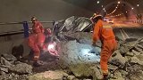 四川青鼻山隧道洞壁外层脱落埋压一司机致死 救援画面公开