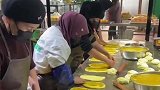 甘肃一酥饼店12名工人，连夜赶制5000个饼支援灾区视频