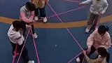 翻花绳也有“PLUS版”了！是谁的DNA动了？从单人巧思到集体配合，一根长绳串联起童真与创意，，又彰显活力校园的阳光风采