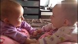 婴儿的世界你不懂！不会说话的双胞胎宝宝手拉手聊的好欢乐