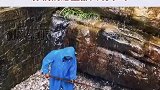 景区工作人员用铲子清理硬币，你们愿望实现了吗