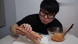 韩国欧巴吃大块五花肉，配火鸡面吃，加点辣味吃起来不腻