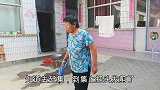 爷爷带奶奶赶大集，回家又买麻糖又买西瓜，老两口满载而归真开心