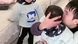 三胞胎之间的相爱相杀，一言不合就动手，还有一个吃瓜群众