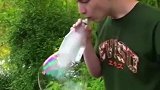 外国小哥吹出的肥皂泡泡，最后破裂的一下有点炫酷，这样太好看了