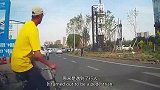 自行车男子耍横，视频车只能认怂，如果是你会怎么做？