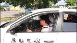 科目二倒车入库，教练全程跟踪辅导，学员紧张熄火