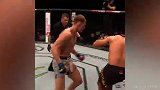 UFC东欧巨汉逆风翻盘 两记组合拳结束比赛