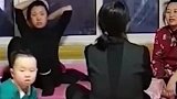 宝宝从床位摔下，家人们的反应截然不同