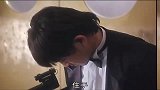 鼠胆男子弯腰看鞋，谁知正好躲过子弹，这什么运气！