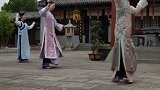 拍戏也不忘自嗨，宫女姑娘跳得真不错，尤其是穿粉色衣服的