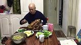 老大爷胃口真好，吃一个猪头