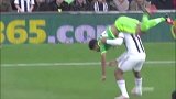 揪头发扒裤子飞铲裁判 国际足坛奇葩犯规合集