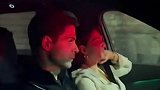 阿尔特塔驾车被球迷堵住 妻子无奈翻白眼