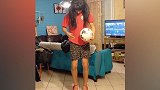 这“妹子”真秀！穿着高跟鞋在卧室高难度颠球