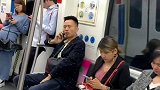 小伙坐地铁打电话，对方是准丈母娘，这对话，你是个人才啊！