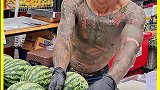 泰国街头的西瓜摊贩，你敢在他那里买吗？