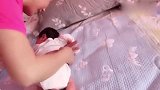 月嫂锻炼小宝宝翻身，没想到宝宝还想学更多，爬行锻炼起来！