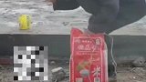 老人轮锤子在工地砸废弃水泥块