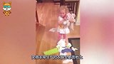 宝宝本想帮妈妈做家务，不料衣服掉到地上，下一秒动作笑喷了