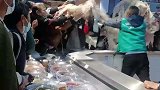 商店米线大降价大爷大妈纷纷抢购