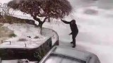 雪天扔垃圾不易，回家更是不易啊