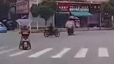 摩托车与摩的之间的较量，鹿死谁手？