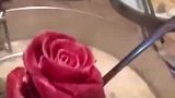 肉片卷成玫瑰花状，经过浓汤浇淋不断变黑