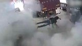 维修过程轮胎突然爆炸 工人被炸飞在地无法坐起