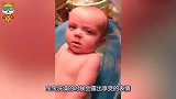 妈妈浴缸帮宝宝洗澡，水淋下去后露出这表情，把妈妈都萌翻了