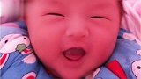 这是我见过刚出生的宝宝笑的好可爱，张着小嘴巴反应，真逗