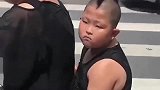 等红灯偶然拍到的，真是有其母必有其子，这造型也是没谁了