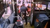 男子公交车拍女性裙底被抓现行 司机乘客联手将其控制