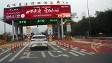小车想蹭高速ETC，后车的做法让人直呼过瘾