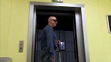 男子假装摔进电梯通道内，导致路人非常担心