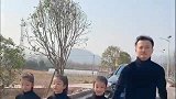 宝爸和三个小情人出门太拉风了，不愧是爸爸的小情人啊