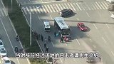 湖南湘潭一公交车撞上行人致1死1伤，市民：听到巨大刹车声