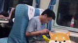 大学生在火车上试吃不买，售卖员都无语了