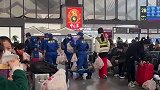 春运首日，苏州站乘客收到新年礼物