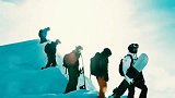 外国人挑战极限，在珠峰上滑雪，结果尴尬了