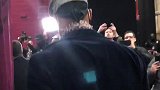 长枪短炮闪光灯+众保安控场 詹姆斯重回速贷中心球馆太有范